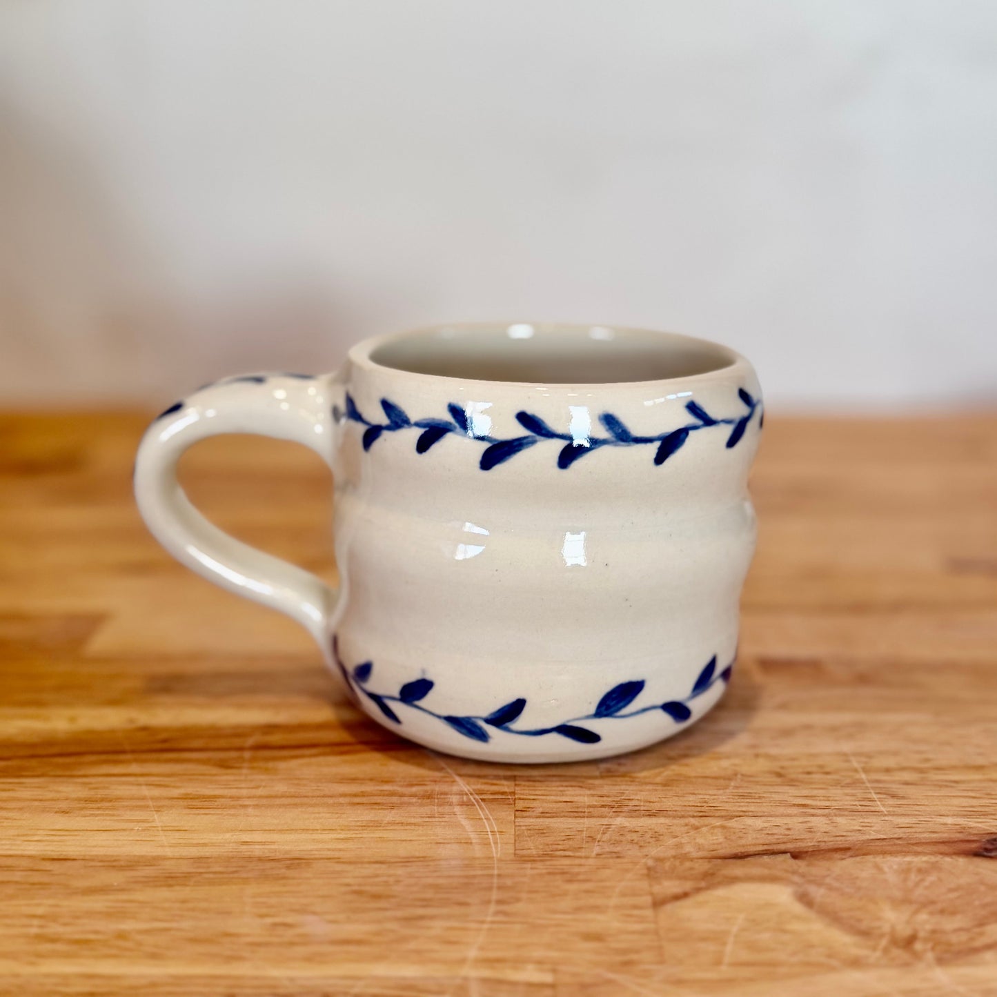 Blue leaf bubble mug