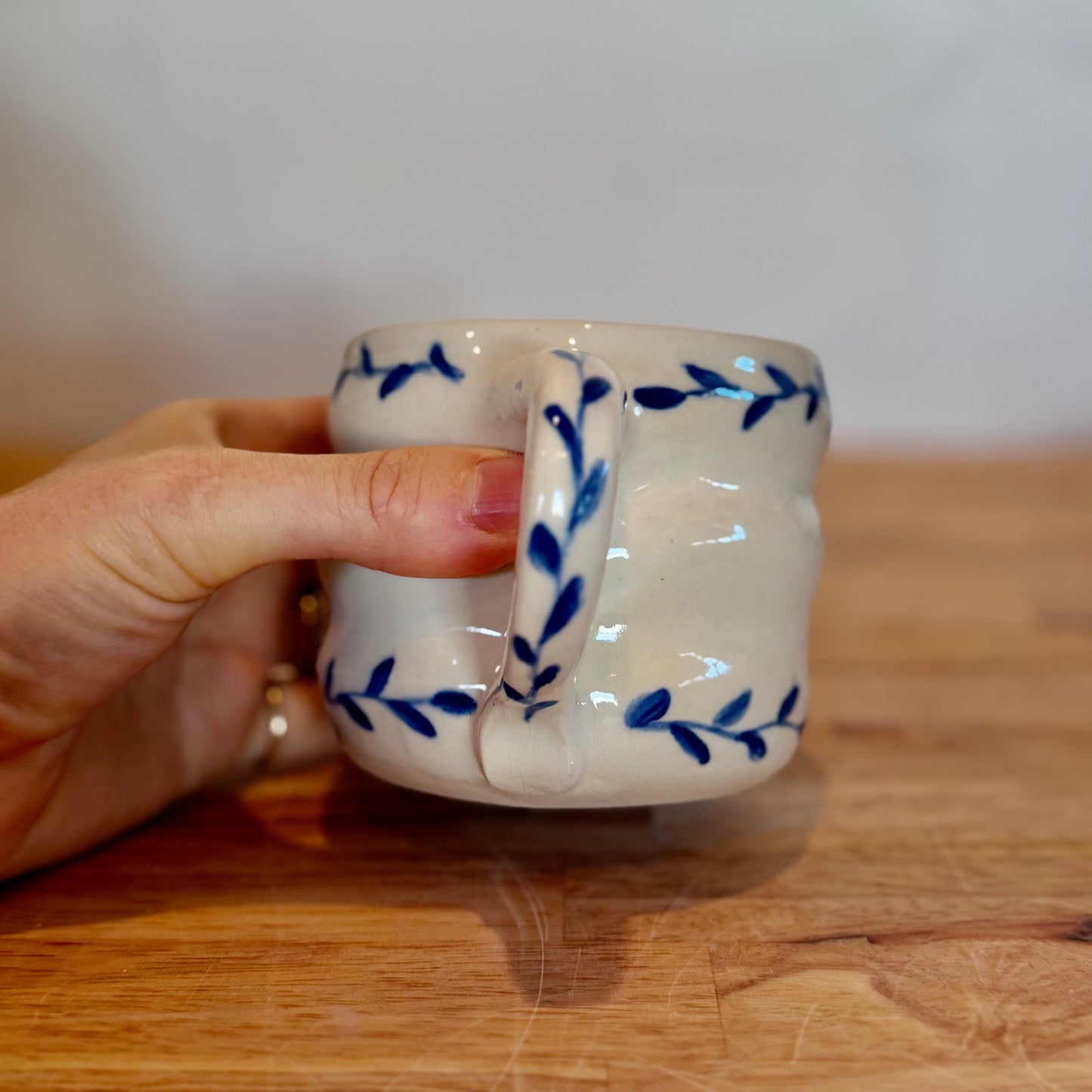 Blue leaf bubble mug