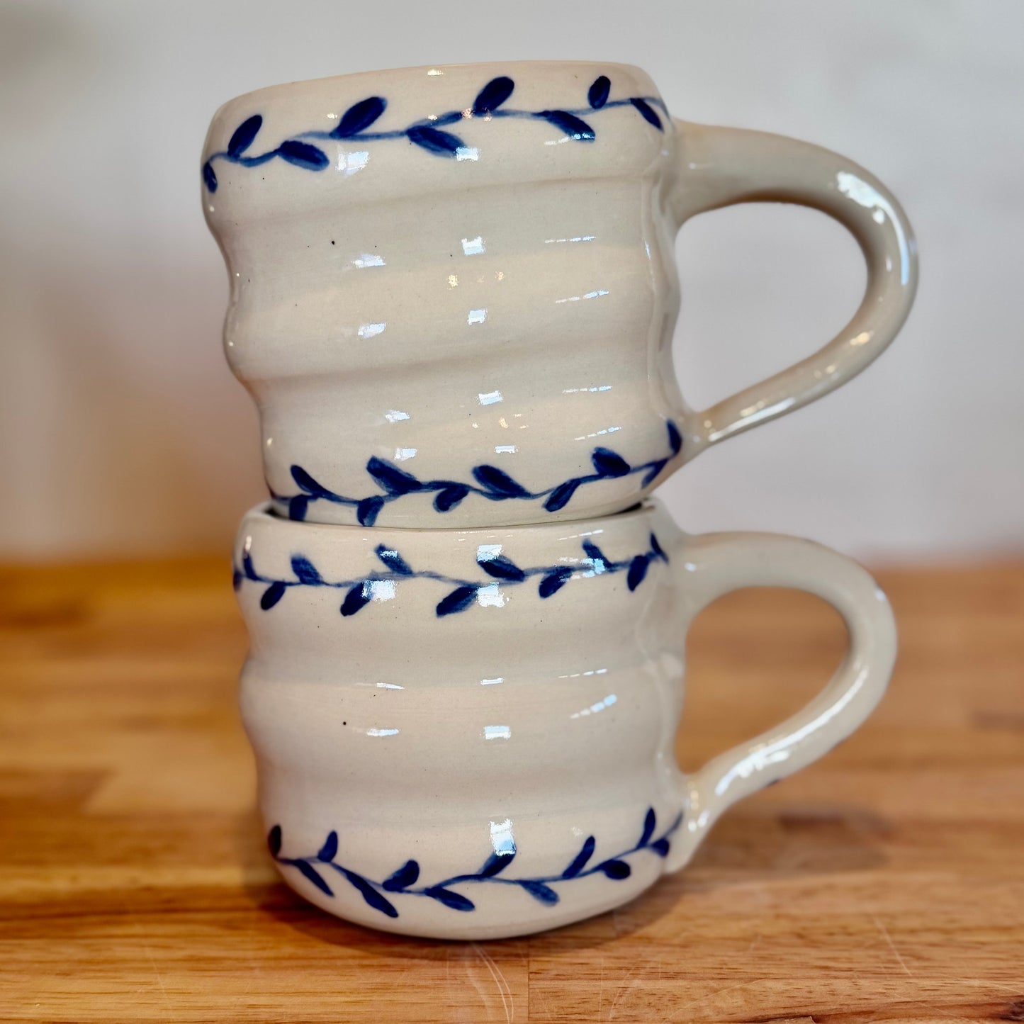 Blue leaf bubble mug