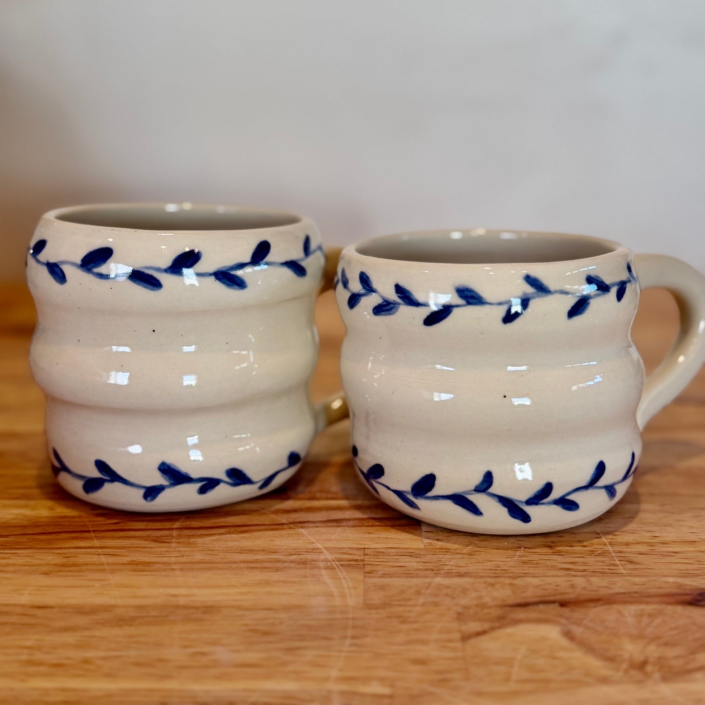 Blue leaf bubble mug