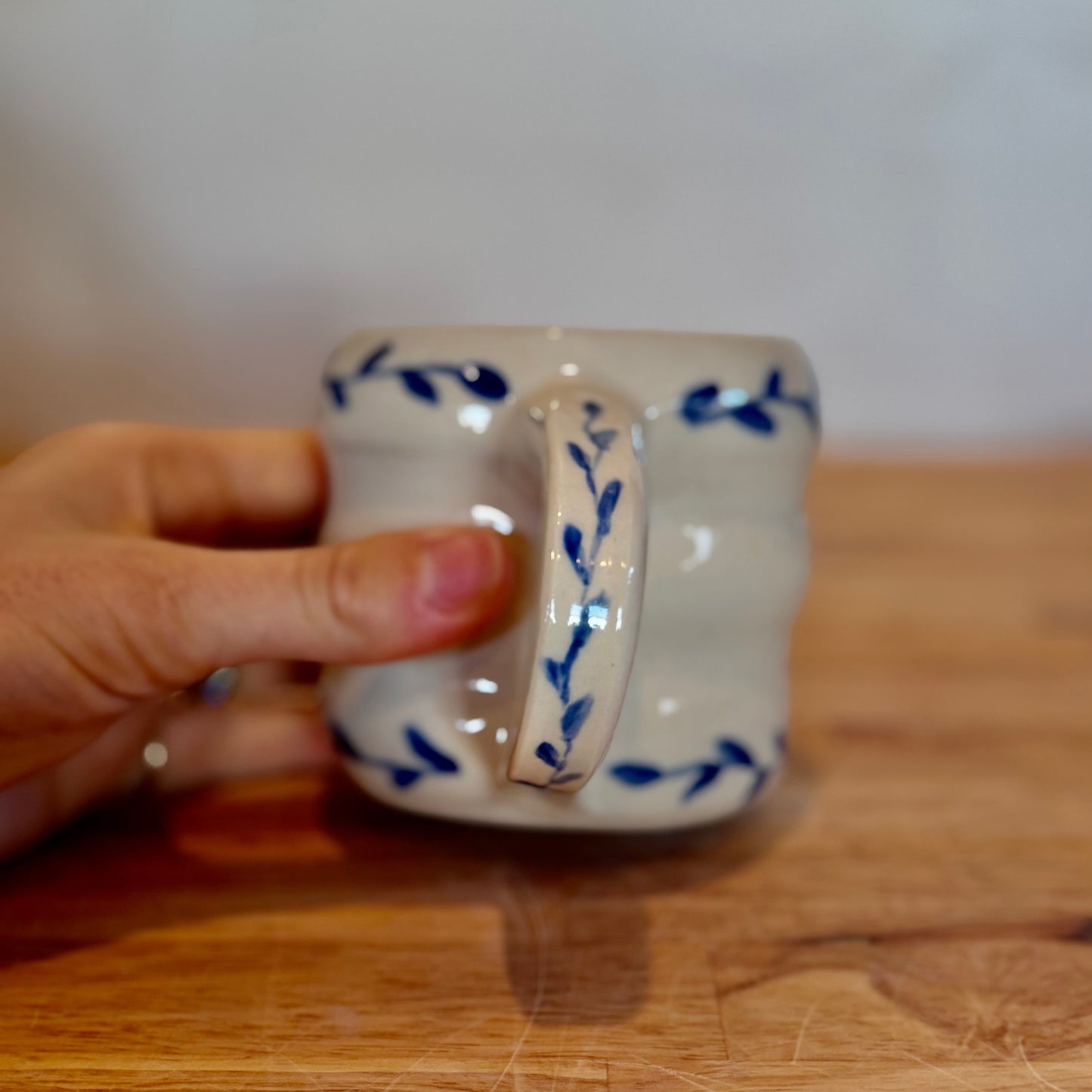 Blue leaf bubble mug