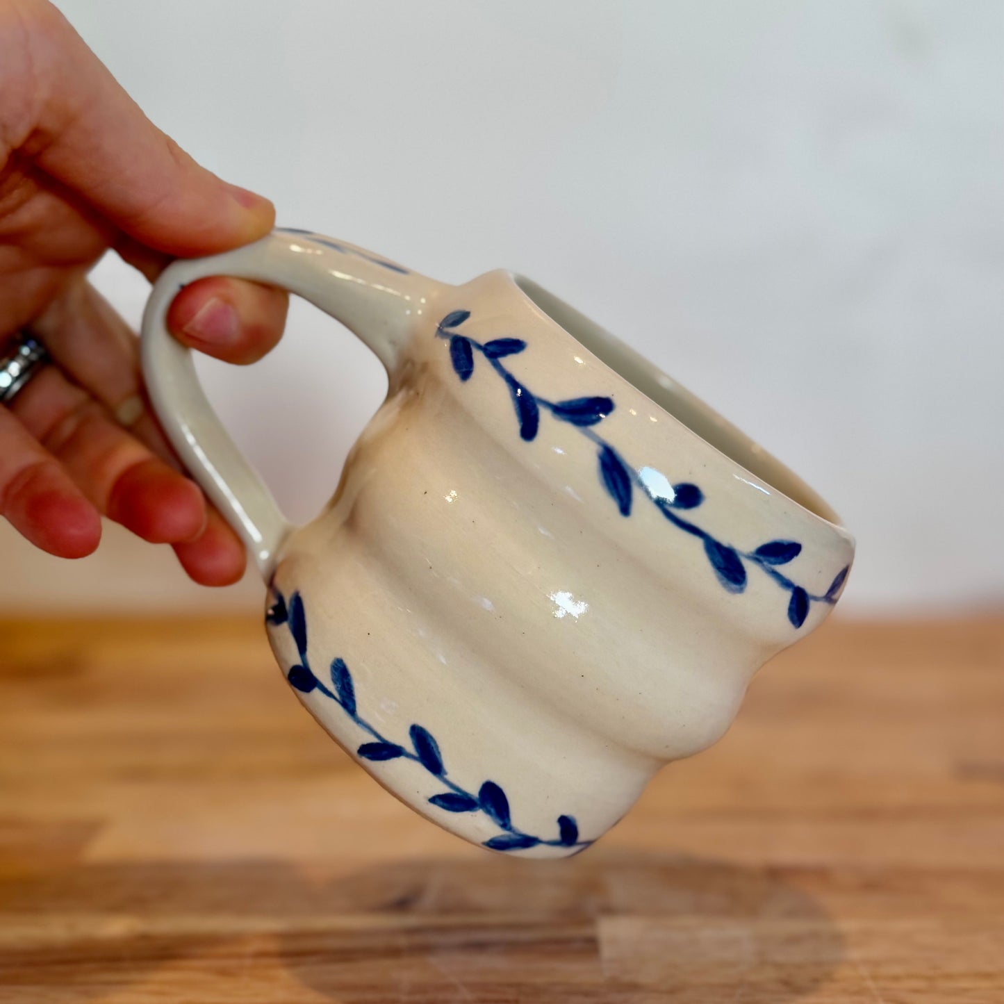 Blue leaf bubble mug