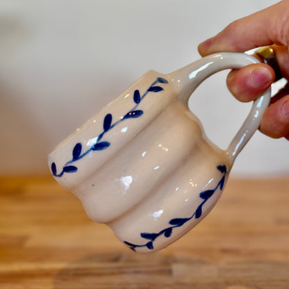 Blue leaf bubble mug